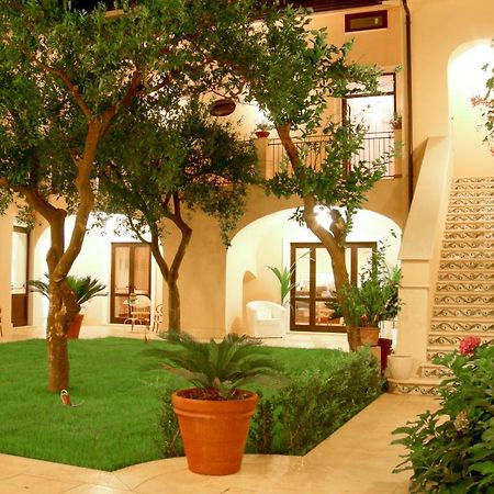 Отель L' Antico Cortile Казерта Экстерьер фото