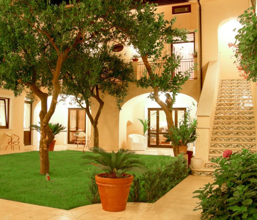 Отель L' Antico Cortile Казерта Экстерьер фото